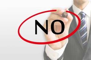 NOを選択するビジネスマンの写真画像