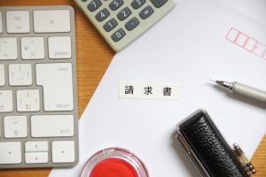 請求書と文房具の写真画像