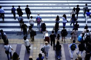横断歩道を渡る人々の写真画像