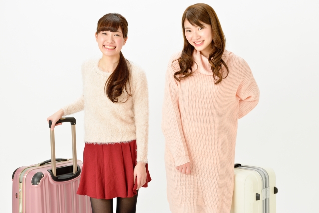 キャリーバッグを持った女性二人の写真画像